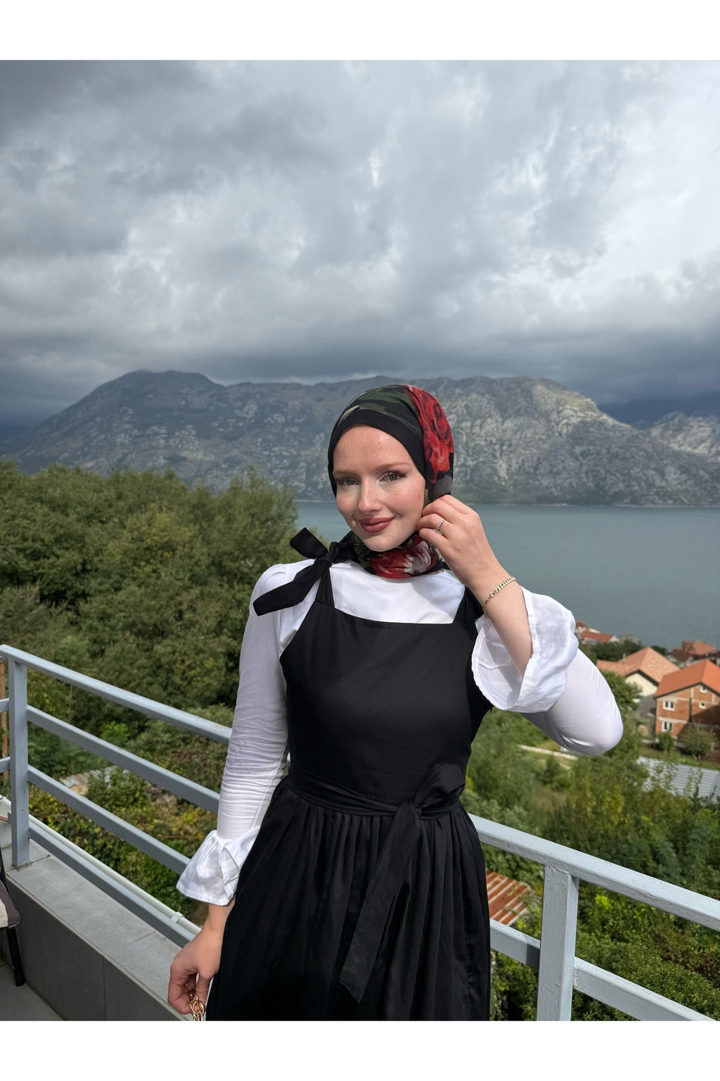 Omuzdan Bağlamalı Kuşaklı Siyah Jile