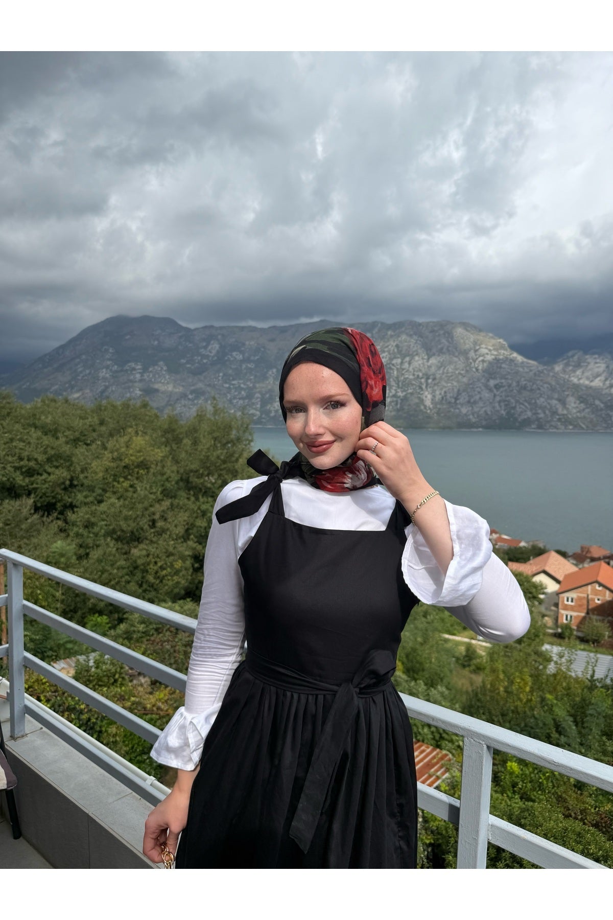 Omuzdan Bağlamalı Kuşaklı Siyah Jile